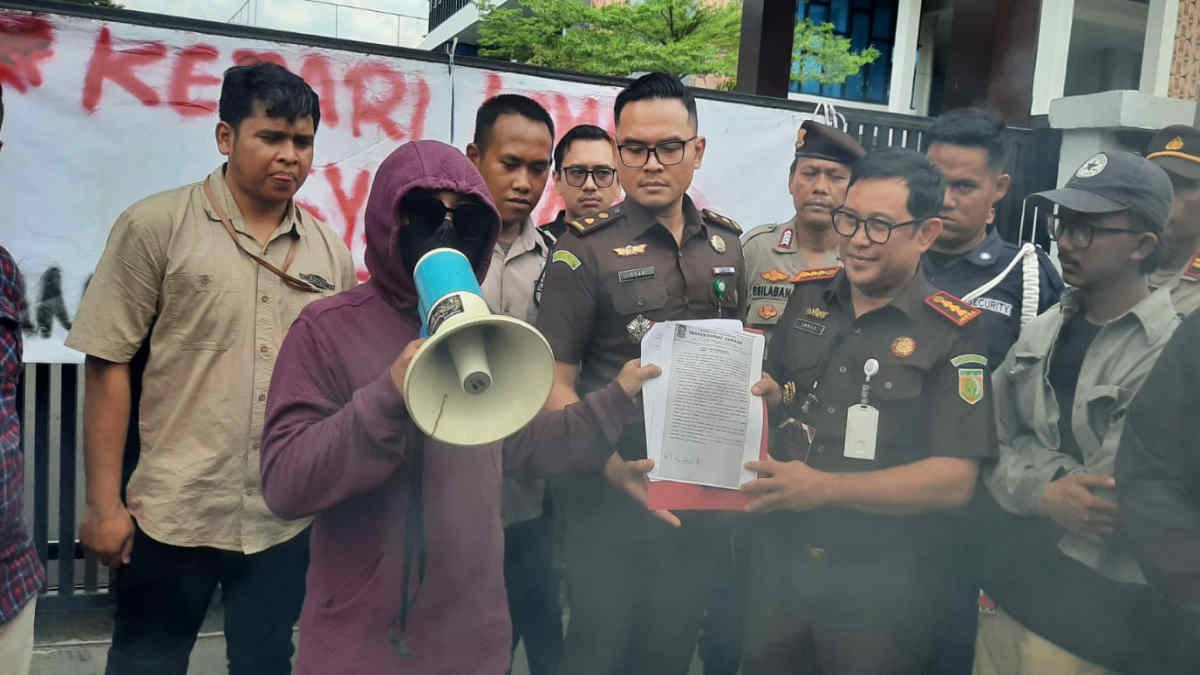 Kajari Kota Bekasi Imran Yusuf saat menemui massa aksi LSM Jeko yang menuntut tangkap ex Kadispora Zarkasih dalam kasus dugaan korupsi alat olah raga tahun 2023, Rabu 15 Januari 2025 - foto doc ist