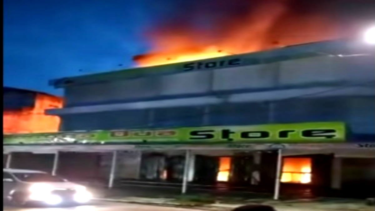 Gedung bertingkat 3 yang berisikan dagangan pakaian Mangga Dua Store di Desa Braja Sakti, Kecamatan Way Jepara, Lampung Timur, ludes dilahap si-Jago Merah, pada jumat pagi 24 Januari 2025.