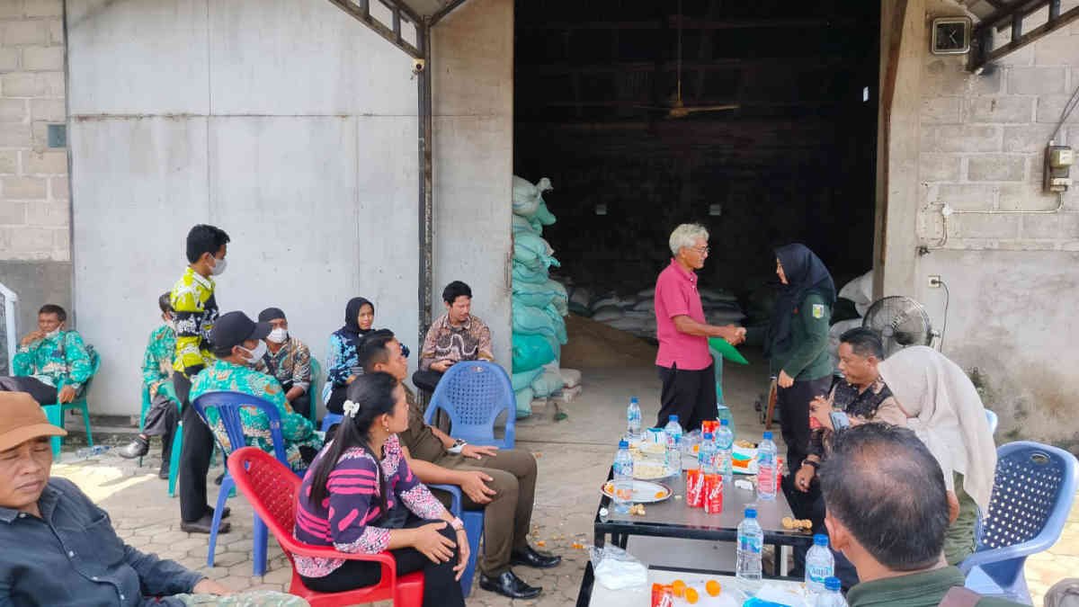 Keakraban terlihat antara Gakkum DLH Lampung Timur dengan Pemilik lokasi kandang Babi Juned saat pelaksanaan verifikasi faktual pada Kamis 2 Januari 202