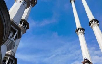 Menara kembar pada masjid di Pondok Pesantren Babussalam Al Amin berdiri kokoh dengan ketinggian mencapai 125