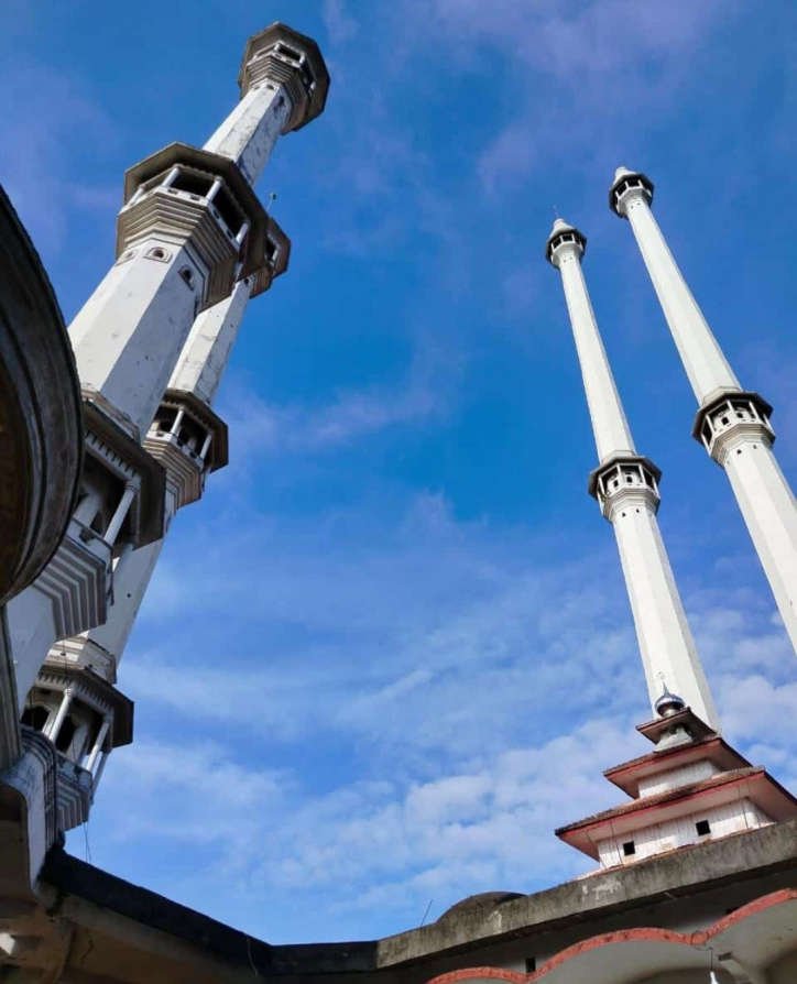 Menara kembar pada masjid di Pondok Pesantren Babussalam Al Amin berdiri kokoh dengan ketinggian mencapai 125