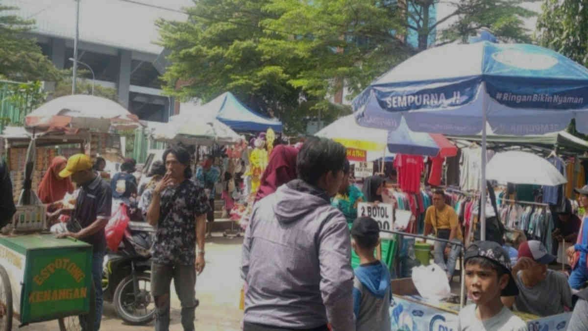 Pungutan liar (pungli), pedagang kaki lima atau pelaku UMKM di kawasan Hutan Kota Bekasi masih terjadi