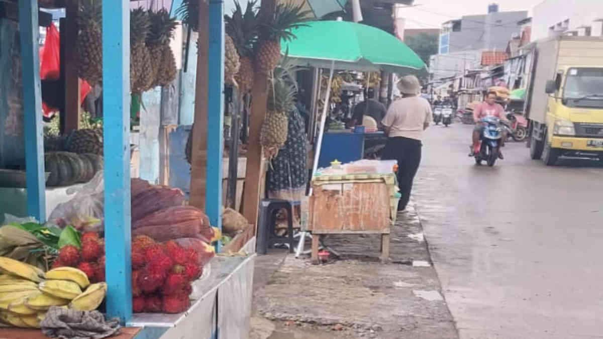 Keberadaan PKL diatas U-ditch atau saluran penutup drainase di Jalan Swatantra III menuju kantor Lurah Jatirasa, Jatiasih, Kota Bekasi