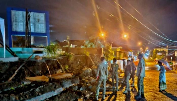 Jelang Diresmikan, Pondasi RTH Taman Soekarno di Rumah Dinas Bupati Tanggamus, Ambrol?