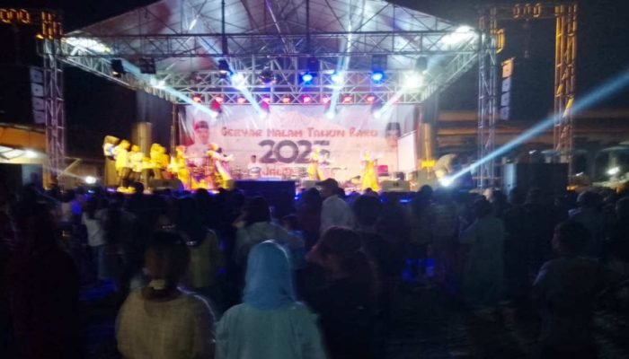 Ribuan Warga Tanggamus Rayakan Malam Tahun Baru di Terminal Kota Agung