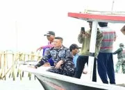 Komandan Lantamal III Jakarta Brigjen TNI (Mar) Harry Indarto saat turun langsung memantau pembongkaran Pagar Laut Misterius di Tangerang, Sabtu 18 Januari 2025 - foto doc ist