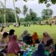 Membludak - Kunjungan Wisatawan di Taman Purbakala Pugung Raharjo di libur Tahun Baru 2025 meningkat, mereka menikmati suasana alam sambil makan bersama, 1 Januari 2025