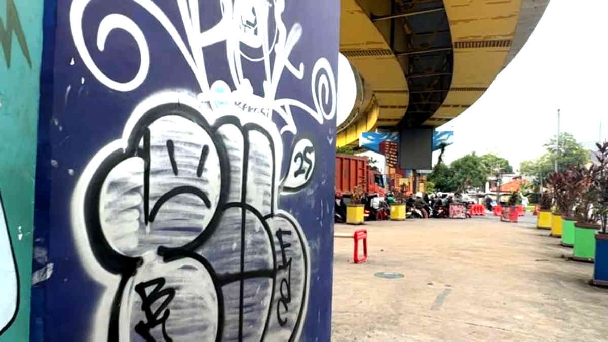 aksi Vandalisme marak di jalur flay over Kalimalang, Kota Bekasi membuat Tri Adhianto membuka sayembara Rp10 juta bagi yang bisa menangkap pelaku