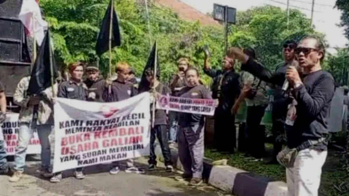 Aksi penutupan tambang ilegal di wilayah Kabupaten Subang, mendapat perlawanan dari pengusaha, sejumlah orang menggelar aksi Jumat 24 Januari 2025