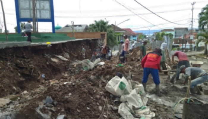 DUH! Hujan Disalahin Ambrolnya Talud RTH Taman Soekarno di Tanggamus