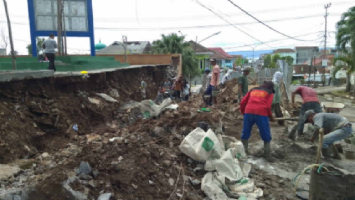 Sejumlah pekerja memperbaiki Talud RTH Taman Soekarno Tanggamus yang ambrol. Kompak pejabat menyalahkan hujan dalam peristiwa itu, Sabtu 11 Januari 2024- foto SMN