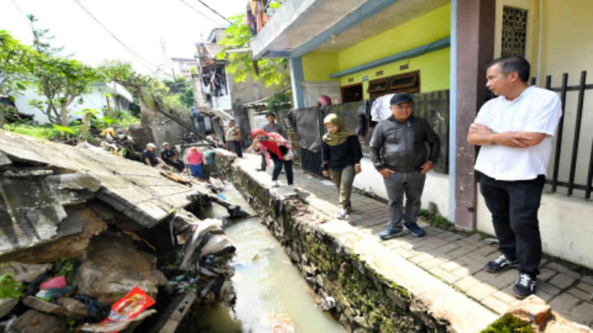 Pj Gubernur Jawa Barat Bey Machmudin meninjau rumah warga terdampak bencana banjir di Kelurahan Arjuna, Kota Bandung, Sabtu (25/1/2025).(Foto: Biro Adpim Jabar)