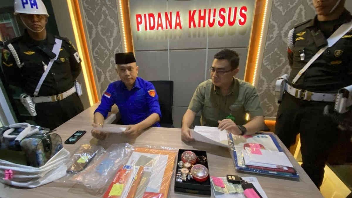 Aspidus Kejati Lampung Armen Wijaya saat konferensi pers hasil penggeledahan rumah Bupati Lampung Timur Dawam Rahardjo, Kamis (9/1/2025)