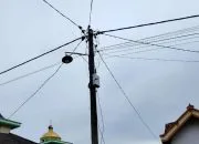 Penampakan kabel jaringan WiFi beserta kotak box diduga tanpa izin nebeng di tiang listrik milik PLN di wilayah Sekampung, Udik, Kabupaten Lampung Timur - foto Jali