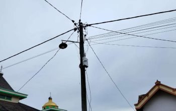 Penampakan kabel jaringan WiFi beserta kotak box diduga tanpa izin nebeng di tiang listrik milik PLN di wilayah Sekampung, Udik, Kabupaten Lampung Timur - foto Jali