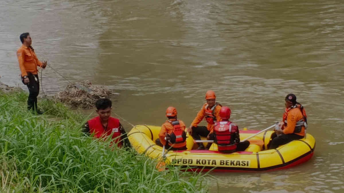 Kakak Adik Hilang di Kali Bekasi, Diduga Terbawa Arus Saat Mandi dalam pencarian tim Kamis 16 Januari 2025