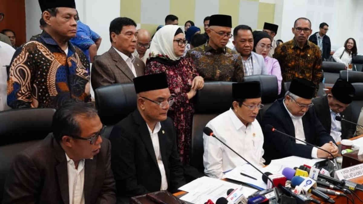 Menag dan Ketua Komisi VIII DPR memberikan keterangan pers usai Raker di Gedung DPR, Jakarta, Senin (6/1/2024).