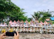 Kapolsek Sekampung Udik AKP Rihamuddin menyapa dan Bagikan Bubur dan susu di TK Al Azhar 3, di Desa Gunung Pasir Jaya, Lampung Timur, Rabu 8 Januari 2025 - foto Jali