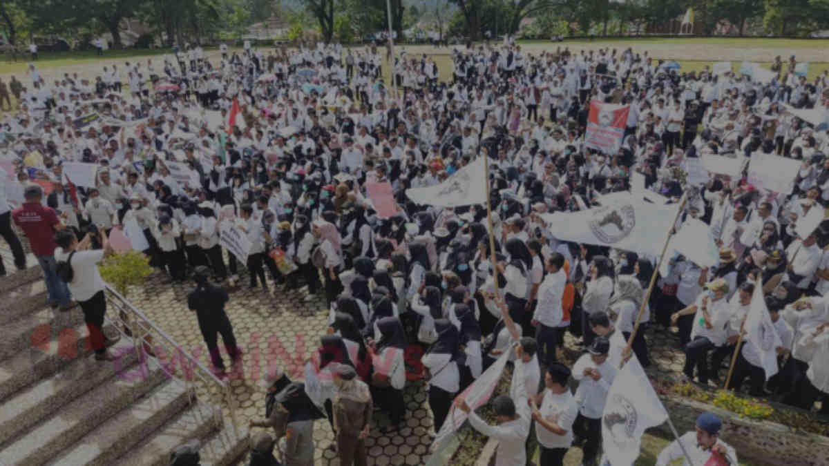 Ribuan honorer di Kabupaten Tanggamus turun aksi demontrasi di depan kantor Bupati menuntut status PPPK Penuh Waktu, Rabu 15 Januari 2025 - foto Arzal