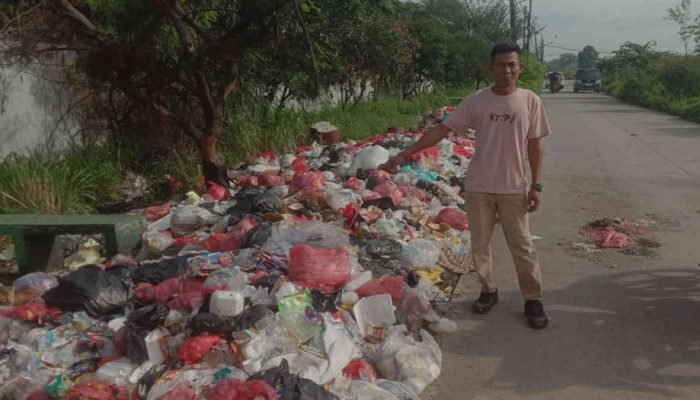 JOROK! Sampah Liar Menumpuk Tepi Jalan di Taruma Jaya, Dibiarkan Keluarkan Aroma Tak Sedap