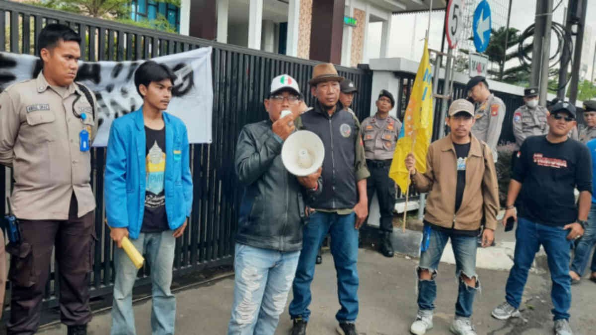 gabungan massa aksi kembali geruduk Kejari Kota Bekasi mempertanyakan kelanjutan kasus korupsi pengadaan alat olah raga pada Dispora Kota Bekasi, Senin 24 Februari 2025 - foto doc ist
