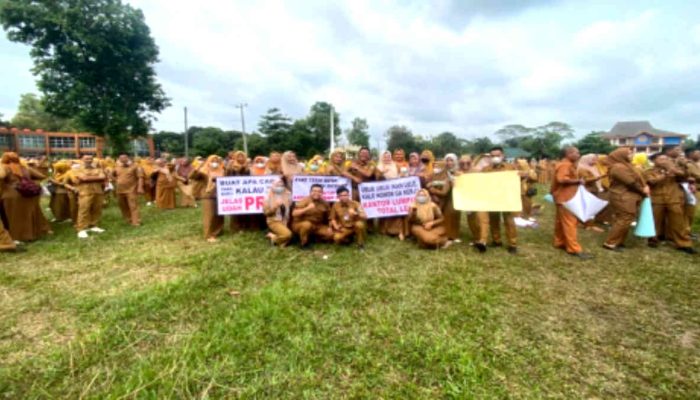 MIRIS! Honorer Lampung Timur Ngaku Makan Tiwul saat Aksi Menuntut Kejelasan Status Pegawai