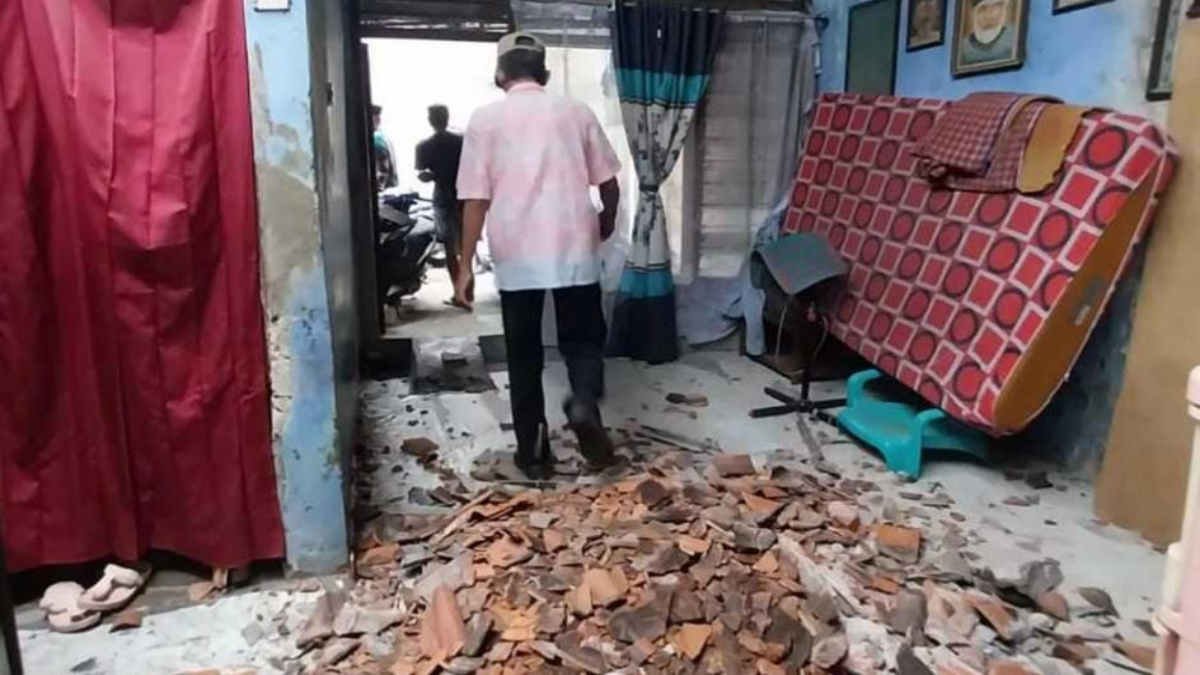 Foto: Keadaan rumah warga di Bekasi Utara, Kota Bekasi usai disapu angin kencang, (foto_dok wawai)