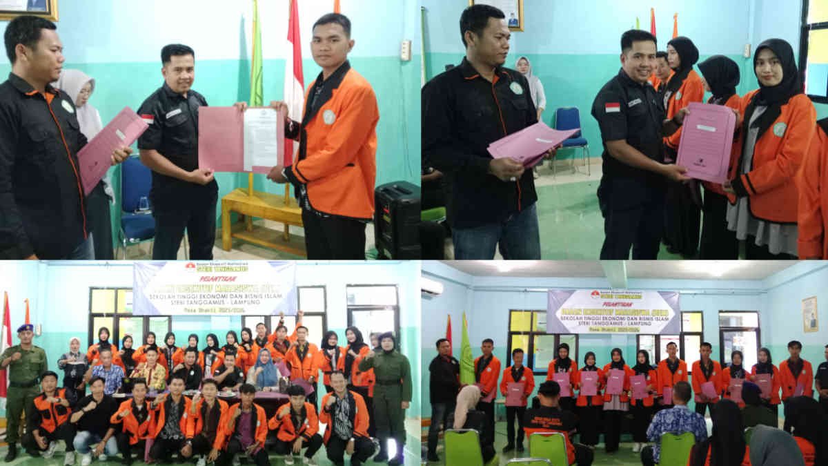 Foto: Ketua STEBI Tanggamus saat menyerahkan surat keputusan kepada pengurus Badan Eksekitif Mahasiswa (BEM) yang baru dilantik di Kampus STEBI Tanggamus, pada Sabtu 8 Februari 2025, (foto_kolase)