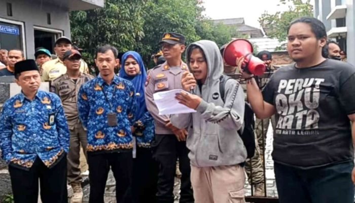 Mahasiswa Geruduk BPS Kota Bekasi, Protes Terkait Proses Rekrutmen Mitra Statistik