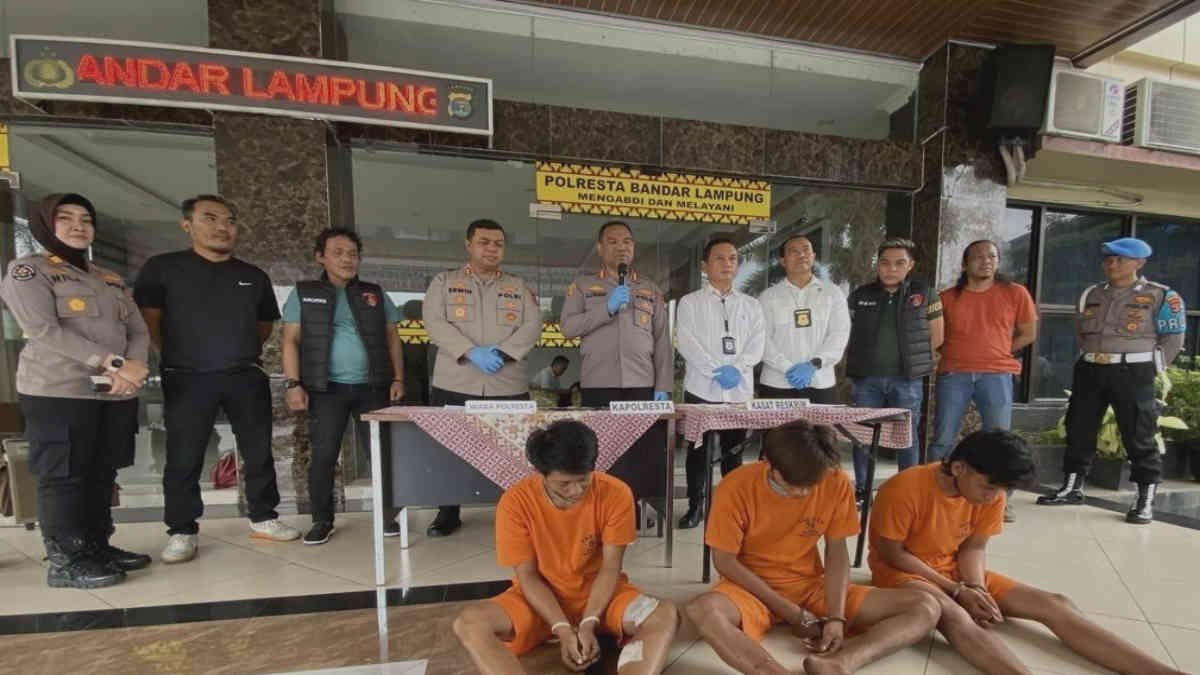 Polres Bandar Lampung Gelar Konfrensi pers penangkapan tiga pelaku begal Driver Maxim, Senin 3 Februari 2025