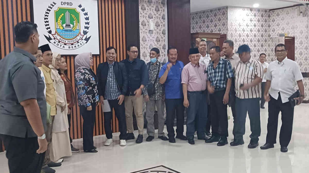 Foto bersama RWP Pasar Kranji dengan Komisi 2 DPRD Kota Bekasi usai hearing kelanjutan revitalisasi, Rabu 12 Februari 2025