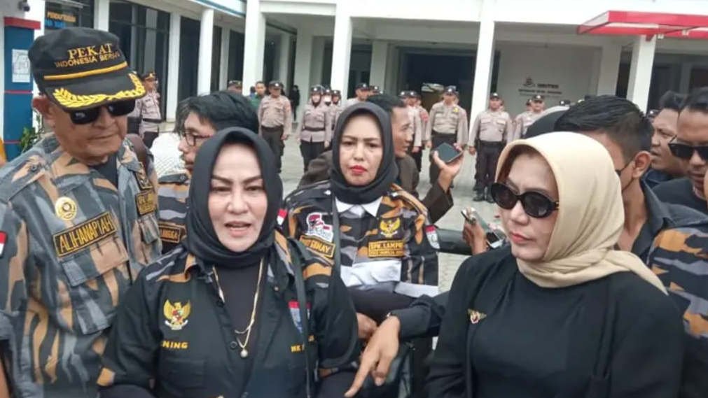 Foto: Ratusan massa menggelar aksi unjuk rasa di depan Universitas Mitra Indonesia (UMITRA) Bandar Lampung, menuntut penyelesaian pembayaran proyek pembangunan gedung kampus 7 Lantai, Rabu 19 Februari 2025, (foto_pekat)