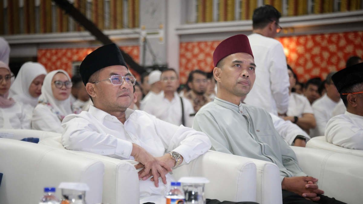 Foto: Wakil Gubernur Jawa Barat Erwan Setiawan memberikan sambutan pada acara Tablig Akbar Ustadz Abdul Somad bersama Yayasan Darul Hikam di Bale Asri Pusdai, Kota Bandung, Sabtu (22/2/2025).(Foto: Biro Adpim Jabar)