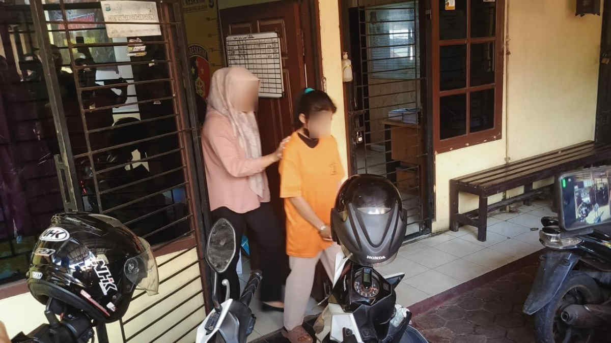Foto: Wanita muda inisial SY (33) pelakku pencurian emas seberat 20 gram saat digiring Polisi, Jumat 7 Februari 2025, (foto_hmp)
