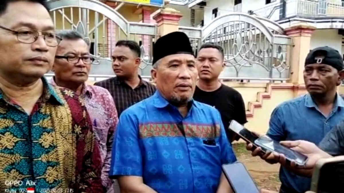 Irfan Nuranda Dijakfar Penasehat DOB Lampung Tenggara saat memberi keterangan usai rapat dengan panitia, di Sekretariat di Sribhawono, pada Senin 3 Februari 2025 - foto doc