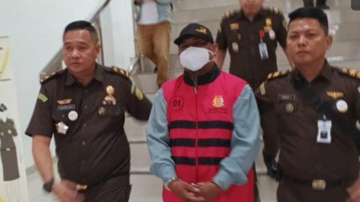 Foto: Mantan Kades Petanang, Muara Enim, Sumatera Selatan berinisial S langsung dijebloskan ke Lapas Kelas II B Muara Enim untuk menjalani masa tahanan 20 hari, dari 19 Februari hingga 10 Maret 2025, (foto_trb)