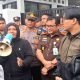 Kajari Kota Bekasi Imran Yusuf, saat menemui gabungan massa aksi menuntut penangkapan eks Kadispora dalam kasus korupsi pengadaan alat olah raga tahun anggaran 2023, Rabu 12 Februari 2025 - foto doc ist