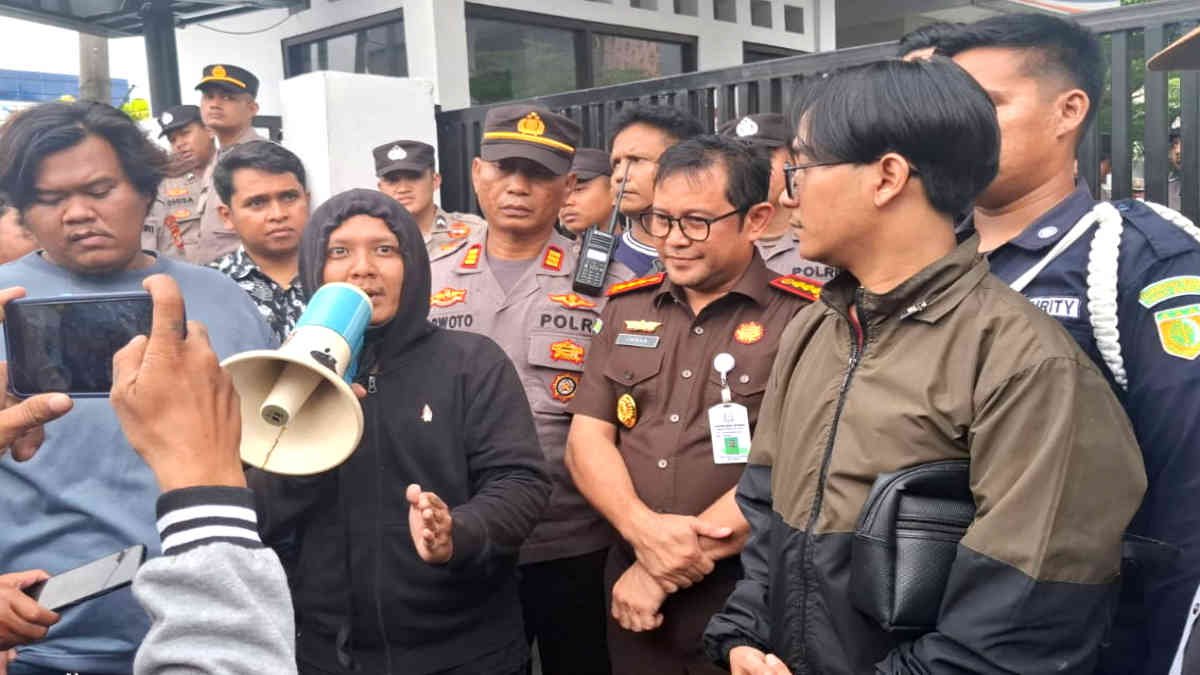 Kajari Kota Bekasi Imran Yusuf, saat menemui gabungan massa aksi menuntut penangkapan eks Kadispora dalam kasus korupsi pengadaan alat olah raga tahun anggaran 2023, Rabu 12 Februari 2025 - foto doc ist