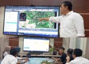 Foto Kepala Kantor BPN Tanggamus Deden Sudrajat saat memberi penjelasan di kantornya, (foto_dd)