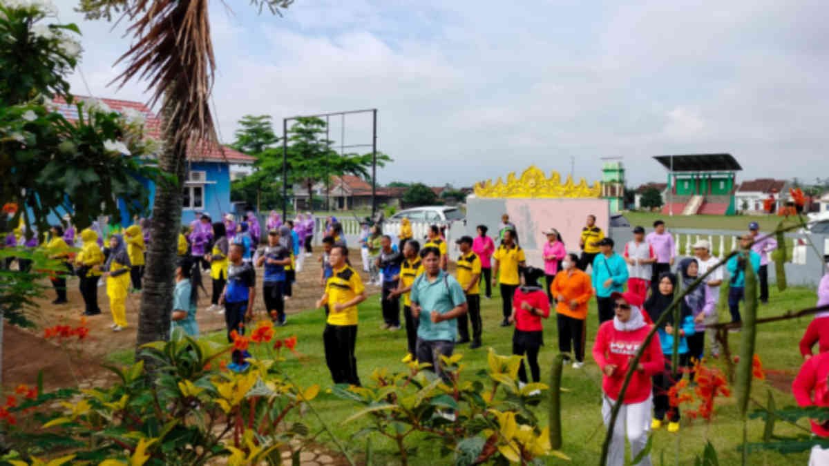 Foto- Kegiatan senam bersama lintas sektoral yang di pimpin langsung oleh Kapolsek Sekampung Udik, AKP Rihamudin di Kecamatan, pada Jumat 14 Februari 2025- Jali
