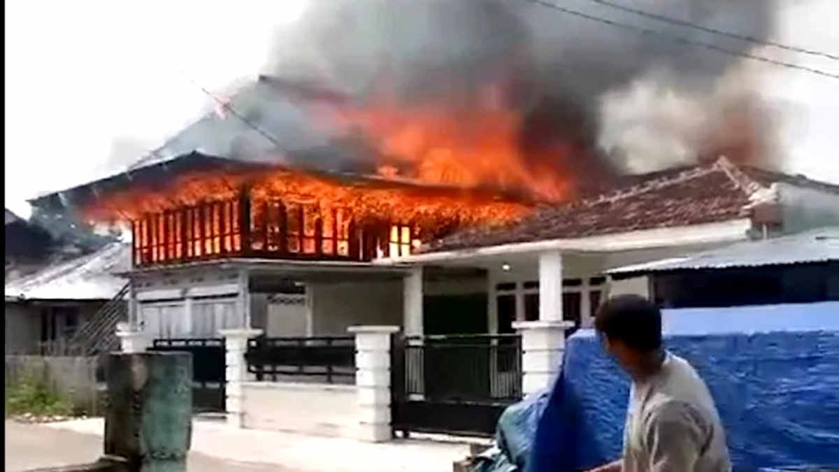 Kebakaran terjadi di lokasi pemukiman padat penduduk Fajar Bulan, Kecamatan Way Tenong, Lampung Barat, pada Minggu 2 Februari 2025 - foto sc