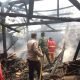 Foto: Petugas dari Polsek Sumberejo olah tempat kejadian kebakaran di salah satu rumah warga di Pekon Dadapan, Kecamatan Sumberejo, Tanggamus, pada Senin 10 Februari 2025, (foto_hm)