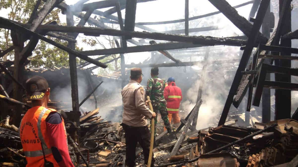 Foto: Petugas dari Polsek Sumberejo olah tempat kejadian kebakaran di salah satu rumah warga di Pekon Dadapan, Kecamatan Sumberejo, Tanggamus, pada Senin 10 Februari 2025, (foto_hm)