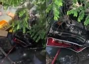 Foto: Kendaraan Mitsubishi L300 berwarna hitam dengan nomor polisi BE 9781 FF yang mengangkut boks ikan dari Bengkulu menuju Bandar Lampung, ringsek.