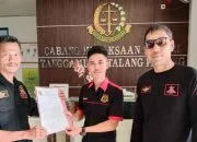 Foto Ketua Grib Jaya PAC Pugung menyerahkan surat laporan kepada peyugas PTSP Cabjari Tanggamus di Talang Padang, pada Kamis 13 Februari 2025, (foto_ws).