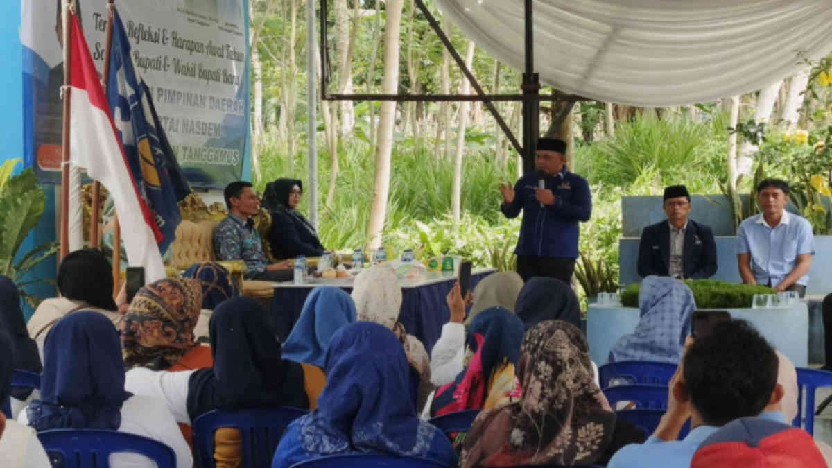 Ketua DPD NasDem Tanggamus Kurnain saat memberi pengarahan dalam giat Pendidikan Politik dengan menghadirkan Wakil Bupati Tanggamus terpilih, pada Sabtu 1 Januari 2025 - foto doc