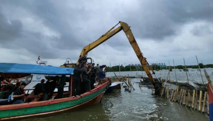 Pagar Laut di Bekasi Dibongkar Mandiri, Pemdaprov Jabar Evaluasi Kerja Sama dengan PT TRPN
