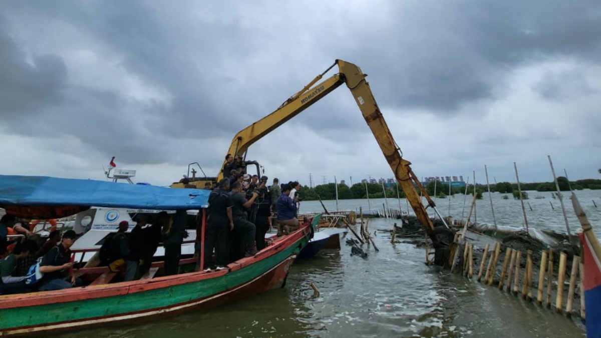 Pagar laut di Bekasi dibongkar secara mandiri oleh PT TRPN dengan disaksikan Pemdaprov Jabar pada 11 Februari 2025 - foto doc ist