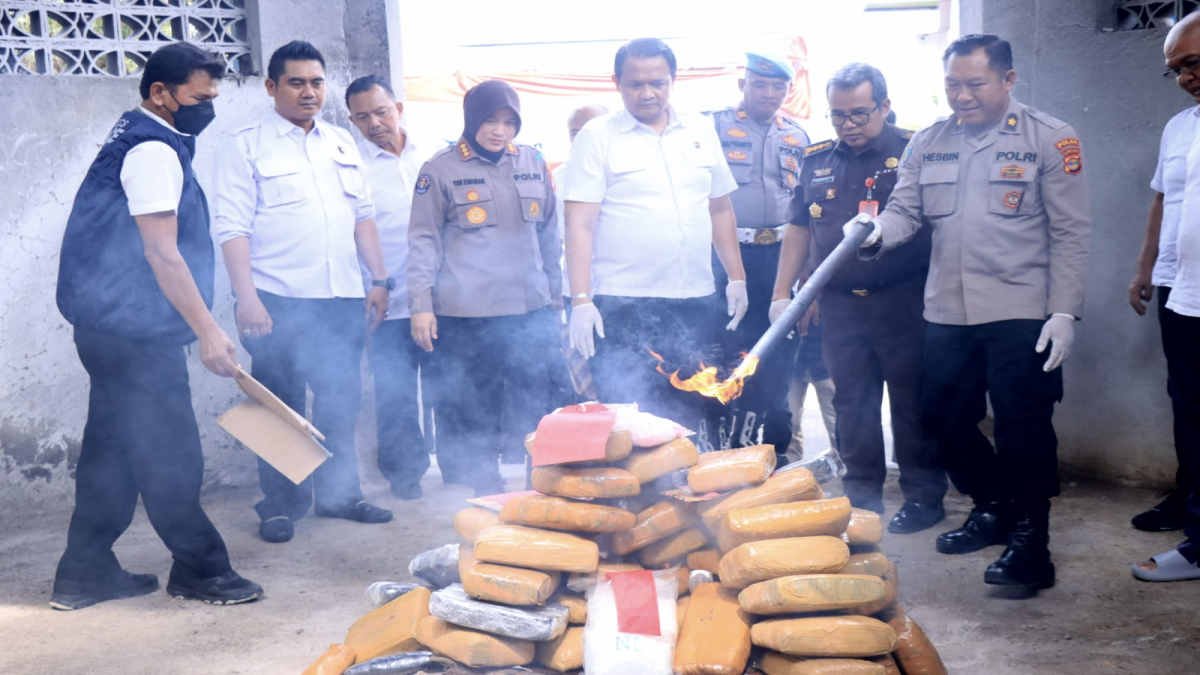 Direktorat Reserse Narkoba Polda Lampung memusnahkan barang bukti narkotika hasil pengungkapan kasus sepanjang tahun 2024 di Krematorium Lempasing, Rabu 19 Februari 2025, (foto_hm)