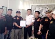Foto Ketua Ormas GRIB Jaya DPC Tanggamus, Nusirwan saat menyerahkan surat pengaduan terhadap Mirza terkait dugaan ujaran kebencian di ruang Unit Reskrim Polres Tanggamus, pada Rabu 19 Februari 2025, (foto_wisnu).